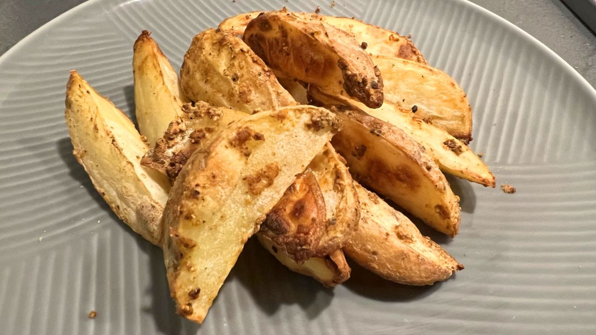 air fryer potato wedges on a plate